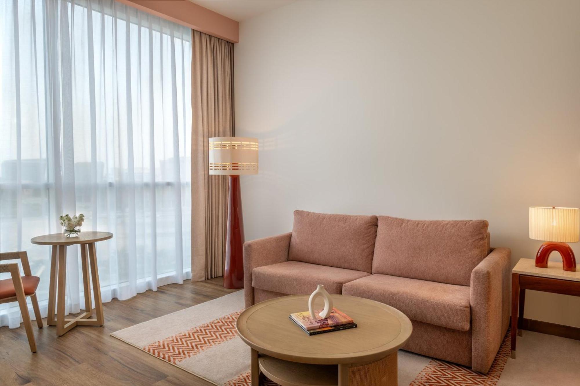 Family Queen Suite - Accessible with Plaza View/Theme Park